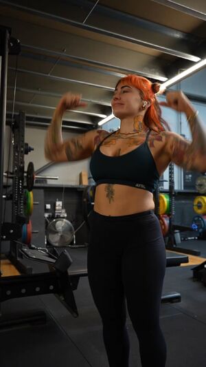 Muscle Mommies Amateur Gym flexing