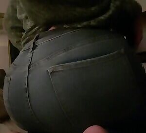 A little ass play to help you forget that tomorrow is Monday 😘