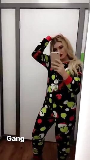 Kali making her ass jiggle in pajamas