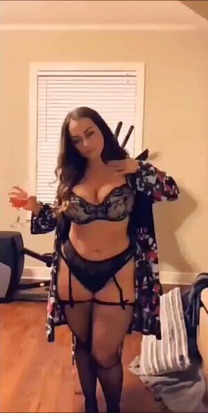 My mom thought me lending her my body for the Mother's day was the best gift I could give her. What she didn't know is the gift was more for me~