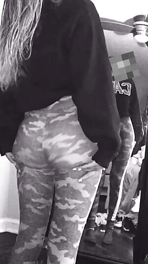 My girl likes to jiggle her ass😈