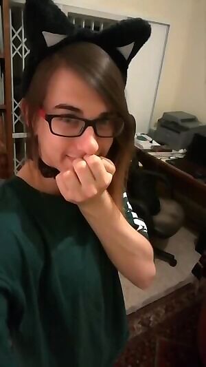 Showing off my little clit 💝💝