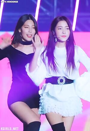 Red velvet- Yeri and dancer