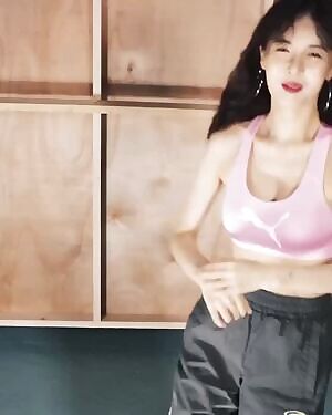 Hyuna jumping cleavage