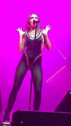 Tove Lo concert flash