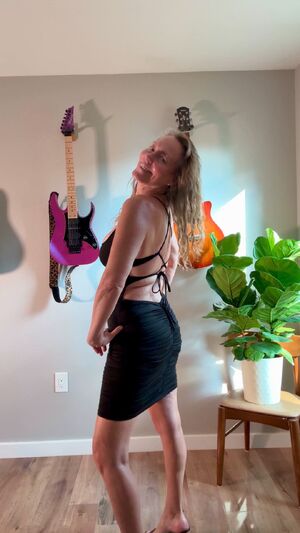 The fabric whispers, my body shouts. 59yo [oc]