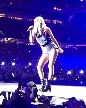 Taylor Swift shaking that ass