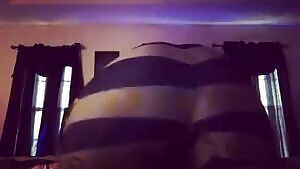 She knows how to shake it