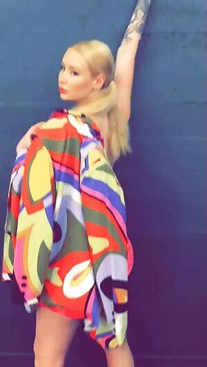 Iggy Azalea shaking her fat ass.