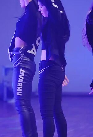 Red Velvet - Irene & Seulgi's Tight Asses