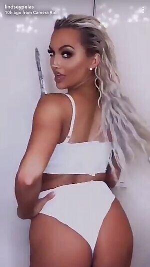 Lindsey Pleas shaking her ass