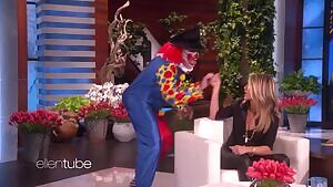 Jennifer Aniston getting her ass correct position...