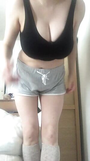 Checking my new sports bra is up or the job 😜 reveal