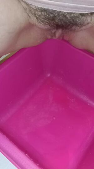 Girls Peeing/Pissing💦 Golden Shower Hairy Pussy