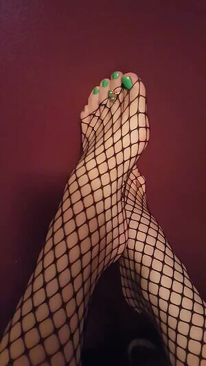 Fishnets & toe ring 👣