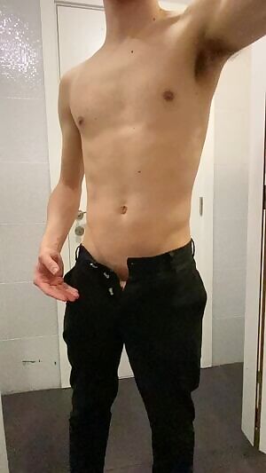 Not easy to hide my bulge... but i don't mind the stares 😉