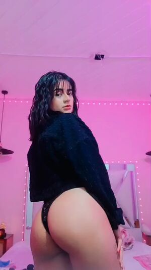 Belly Play Amateur Big Ass Camgirl