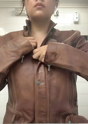 Tittybees at Applebee’s