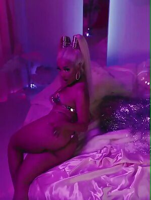 Doja Cat in her new music video!