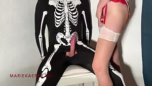 I Rub While You Twitch - Marie Käfer Halloween Special