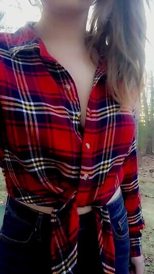 This shirt makes me look like a cute little lumberjack. Anybody got wood?? 😜