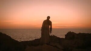 Emilia Clarke in S1E1