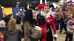Foxy Menagerie Verre at the motorcity Comic-Con