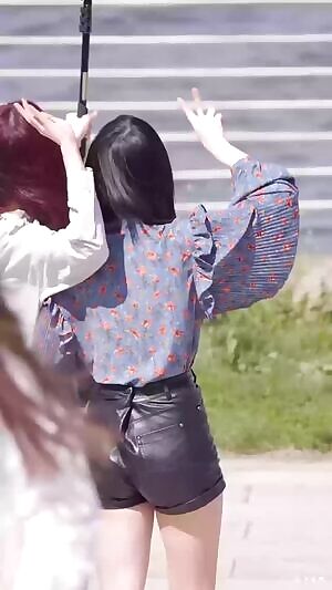 Gfriend - Eunha and Yuju butts