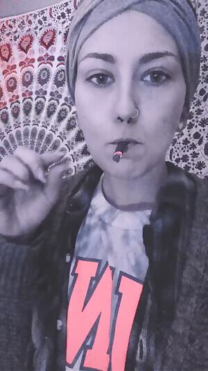 Wrapping up the irst blunt of the day 💨