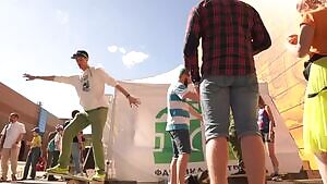 Sudden breeze reveals upskirt booty