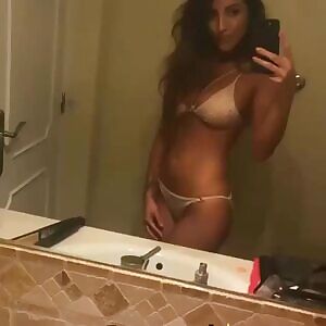 Alexa Campbell shaking it