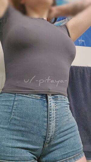 Braless Jiggling Pokies