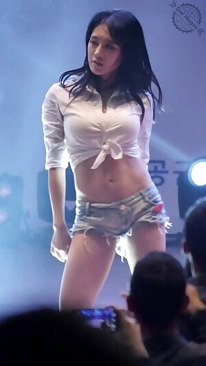 Bambino - Hadam Showing her Ass to the Crowd