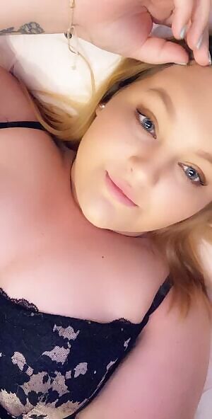 trying to be cute but just being cringy instead🙄😋