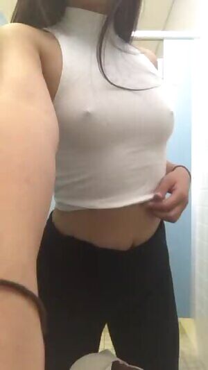 Removed my bra halfway through uni... hopefully no one noticed 🤷🏻‍♀️