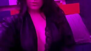 revealing a little peak of what’s under this robe 💋