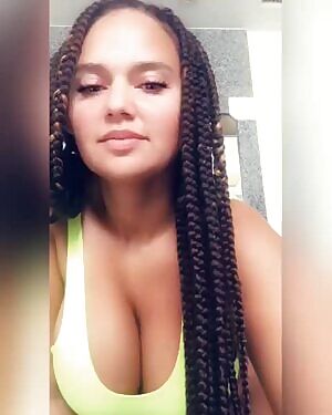 Pamela flaunting that curvy ass body of her’s 😍🤤