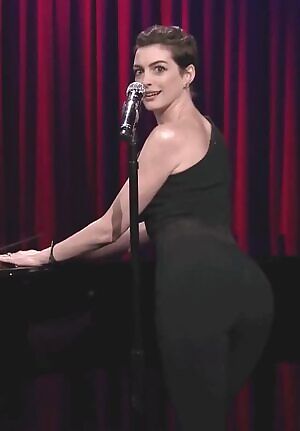 Anne Hathaway shaking her perfect ass