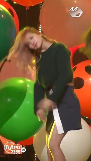 Twice - Momo on her back