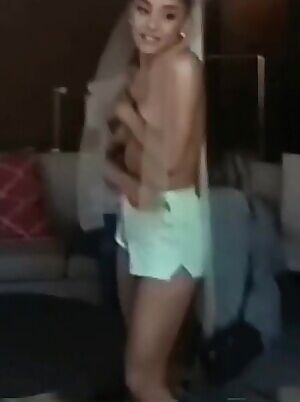 Ariana Grande is such a cutie