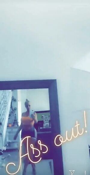 molly Cavalli with her ass out shorts 😍