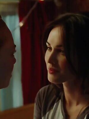 Megan Fox making out with Amanda Seyfried