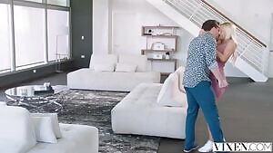 Sexy Blonde Paisley Porter