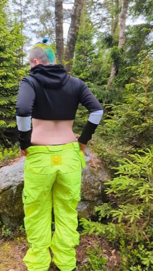 Girls Peeing/Pissing💦 Alternative Emo Outdoor Party