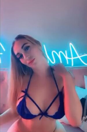 Twerk Ass Shaking Big Tits Blonde