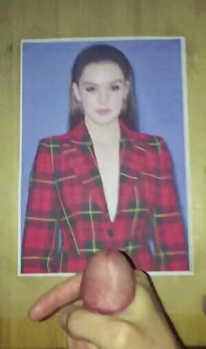 Hailee Steinfeld Huge Tribute