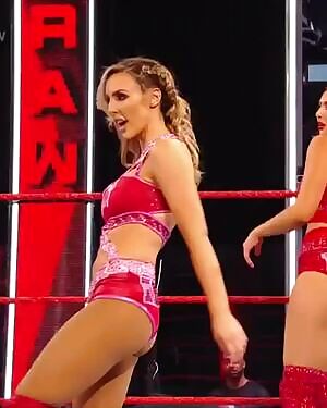 Pretty Peyton in those tiny shorts🤩🤩