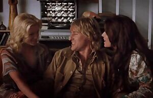 Carmen Electra making out with Amy Smart