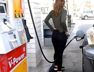 Delicious ass flash at a gas station 💞💗💖💕💓💝💗💞