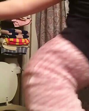 Part 2 of this girl shaking it